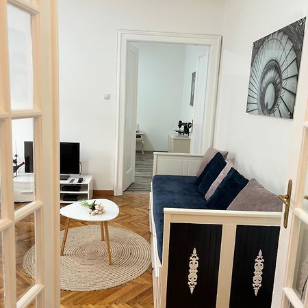 Center Retro Apartment Ni Esterno foto