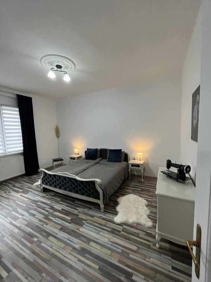 Center Retro Apartment Ni Esterno foto