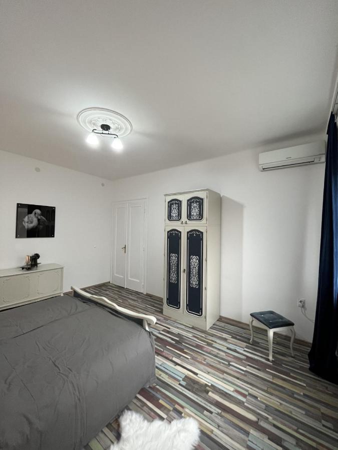 Center Retro Apartment Ni Esterno foto