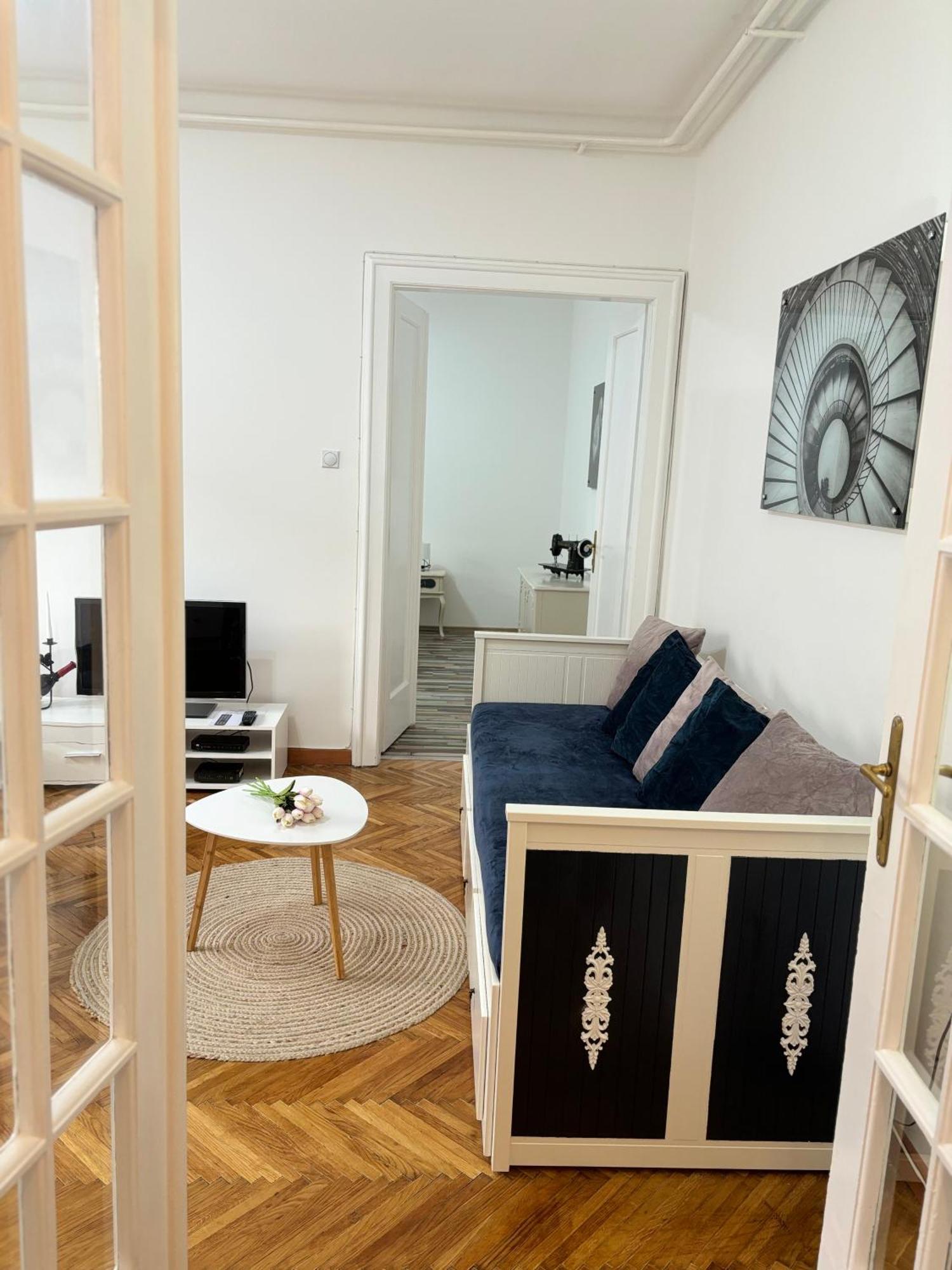 Center Retro Apartment Ni Esterno foto
