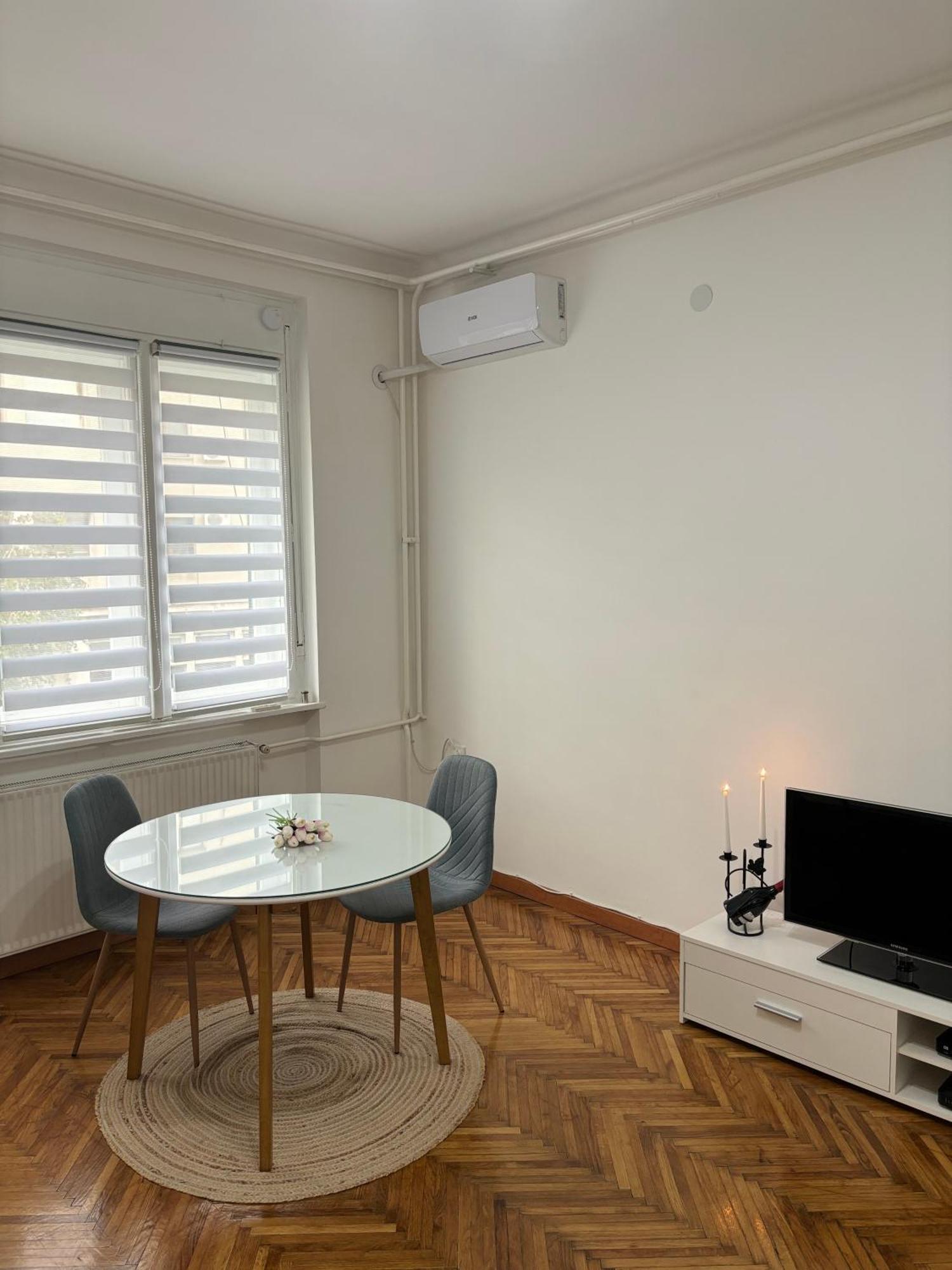 Center Retro Apartment Ni Esterno foto